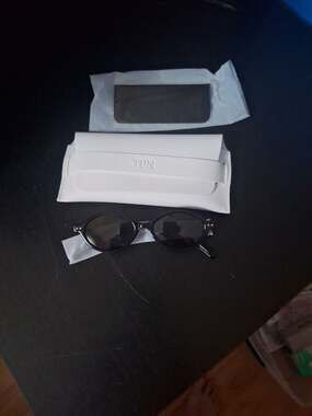TIJN Vintage-Inspired Oval Sunglasses with White Protective Case